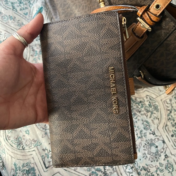 Used MK Tote and matching wallet set. - Picture 4 of 4